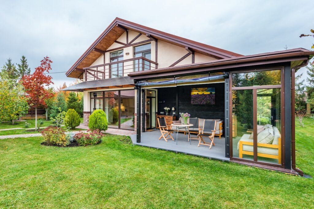 Sehr elegantes, klassisches Haus mit energieeffizienten Fenstern, Türen und Wintergarten