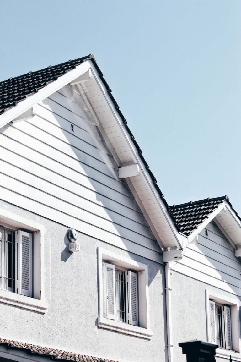 Sehr elegantes Dach eines klassischen Hauses mit energieeffizienten Fenstern
